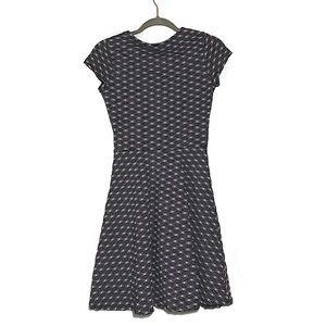 leota compass rose black & white geo mini dress / short sleeve stretch / sz S